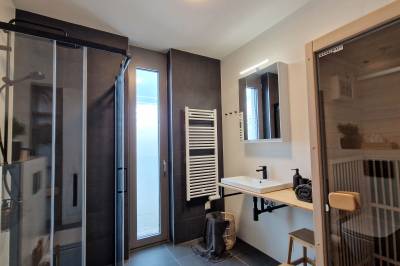 Kúpeľňa so sprchovacím kútom a infrasaunou, Hillshome | 84m2 moderný byt s terasou aj saunou, Liptovský Mikuláš