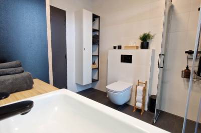 Kúpeľňa so sprchovacím kútom a toaletou, Hillshome | 84m2 moderný byt s terasou aj saunou, Liptovský Mikuláš