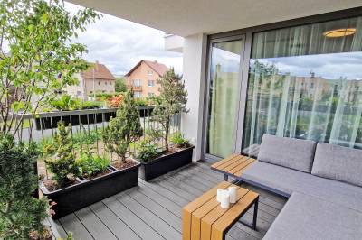 Chillout terasa so zeleňou a sedením, Hillshome | 84m2 moderný byt s terasou aj saunou, Liptovský Mikuláš