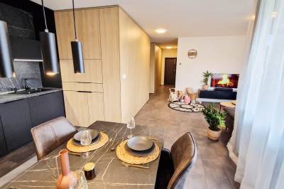 Obývačka prepojená s kuchyňou s jedálenským sedením, Hillshome | Rodinný apartmán na Liptove, plnohodnotná základňa pre výlety, so saunou a terasou, Liptovský Mikuláš