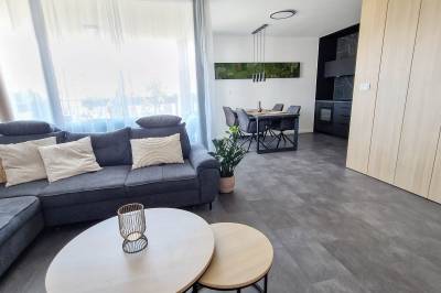 Obývačka prepojená s kuchyňou s jedálenským sedením, Hillshome | Rodinný apartmán na Liptove, plnohodnotná základňa pre výlety, so saunou a terasou, Liptovský Mikuláš