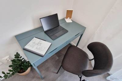 Single focus pracovný kút, Hillshome | Rodinný apartmán na Liptove, plnohodnotná základňa pre výlety, so saunou a terasou, Liptovský Mikuláš