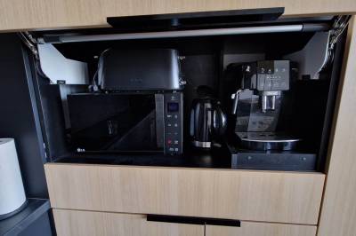 Vybavenie kuchyne s espresso kávovarom, Hillshome | Rodinný apartmán na Liptove, plnohodnotná základňa pre výlety, so saunou a terasou, Liptovský Mikuláš