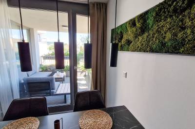 Jedálenské sedenie a východ na terasu, Hillshome | Rodinný apartmán na Liptove, plnohodnotná základňa pre výlety, so saunou a terasou, Liptovský Mikuláš