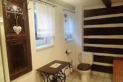 Kúpeľňa so sprchovacím kútom a toaletou, Drevenica na samote, Turzovka