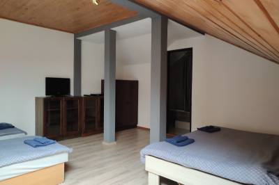 Apartmán 2 - spálňa s manželskou posteľou, dvomi oddelenými lôžkami a TV, Ubytovanie v súkromí, Turčianske Teplice