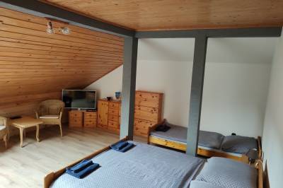 Spálňa s manželskou a 1-lôžkovou posteľou a TV, Ubytovanie v súkromí, Turčianske Teplice