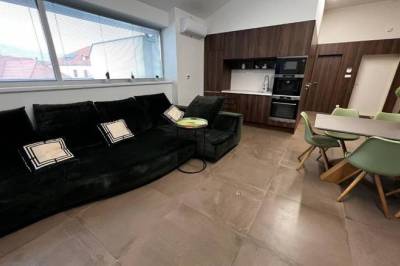 Obývačka prepojená s kuchynským kútom, Apartmán s vírivkou v centre, Banská Bystrica