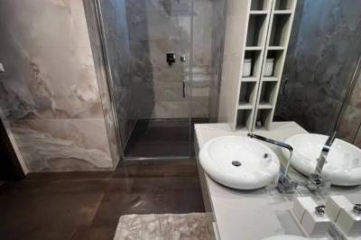 Kúpeľňa so sprchovacím kútom a toaletou, Apartmán s vírivkou v centre, Banská Bystrica