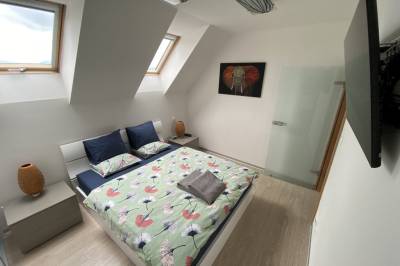 Spálňa s manželskou posteľou a LCD TV, Apartmán Zajko, Liptovský Mikuláš