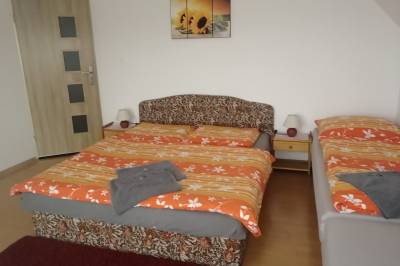 Spálňa s manželskou a 1-lôžkovou posteľou, Chalupa pod Roháčmi, Habovka