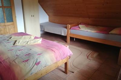 Spálňa s manželskou posteľou a samostatnými lôžkami, Chalupa pod Roháčmi, Habovka