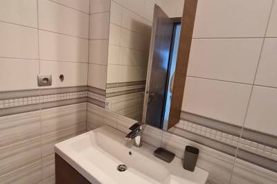 Kúpeľňa s toaletou a sprchovacím kútom, Apartmán Panorama Donovaly, Donovaly