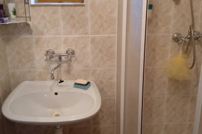 Kúpeľňa so sprchovacím kútom, Chalupa u Murina, Osturňa