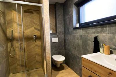 Kúpeľňa so sprchovacím kútom a toaletou, Chata Polianka, Detvianska Huta