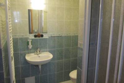 Kúpeľňa so sprchovacím kútom a toaletou, Vila Horal, Liptovský Mikuláš