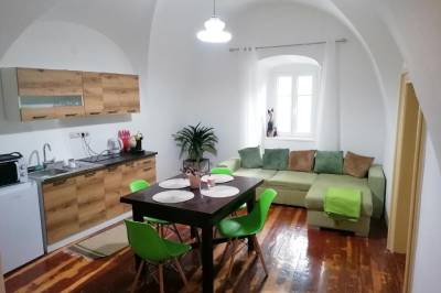 Apartmán 1 s obývačkou s rozkladacím gaučom prepojenou s kuchyňou, Križkov dom, Kremnica