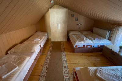 Spálňa s manželskými a samostatnými posteľami v podkroví, Chalupa Kľak, Kľak