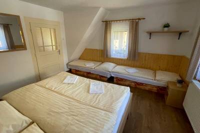 Spálňa s manželskou posteľou a 1-lôžkovými posteľami, Chalupa Kľak, Kľak
