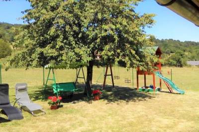 Ležadlá, záhradná hojdačka a detské ihrisko v exteriéri ubytovania, Chata Anka Kráľovce, Kráľovce - Krnišov
