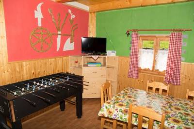 Obývačka s krbom, TV, stolným futbalom a sedením, Chata Anka Kráľovce, Kráľovce - Krnišov