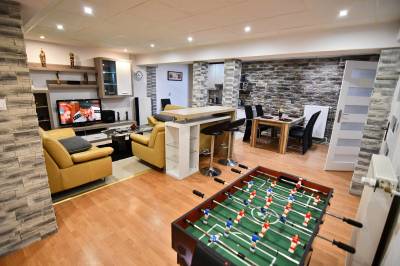 Apartmán Deluxe - obývačka s futbalovým stolom, Apartments V+K, Štrba
