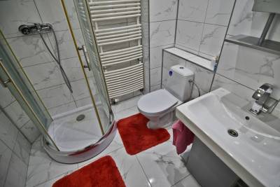 Vidiecký apartmán - kúpeľňa so sprchovým kútom a toaletou, Apartments V+K, Štrba