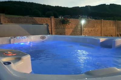 Vonkajší vírivý bazén, Chalupa Toscana, Valča