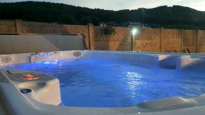 Vonkajší vírivý bazén, Chalupa Toscana, Valča