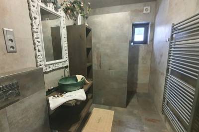 Kúpeľňa so sprchovacím kútom a toaletou, Chalupa Toscana, Valča