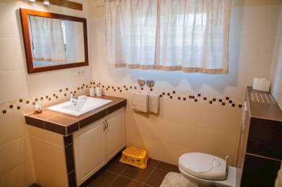 Kúpeľňa so sprchovacím kútom a toaletou, Drevenica Huty, Huty