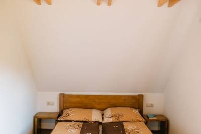 Spálňa s manželskou posteľou, 2 prístelkami a vstupom na balkón, Drevenica Huty, Huty