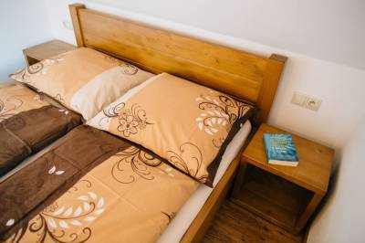 Spálňa s manželskou posteľou, Drevenica Huty, Huty