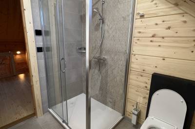 Kúpeľňa so sprchovacím kútom a toaletou, Vila Lomnica, Veľká Lomnica
