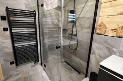 Kúpeľňa so sprchovacím kútom, Vila Lomnica, Veľká Lomnica