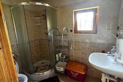 Kúpeľňa so sprchovacím kútom a toaletou, Chata Limba pod Kriváňom, Pribylina