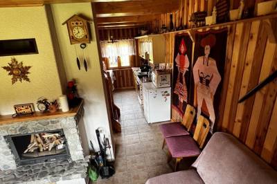 Obývačka prepojená s kuchyňou, Chata Limba pod Kriváňom, Pribylina