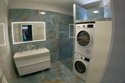 Kúpeľňa so sprchovacím kútom, práčkou a sušičkou, Apartmán Belezza, Liptovský Mikuláš