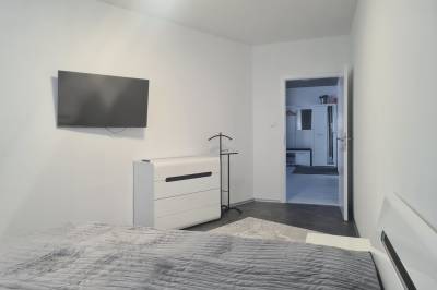 Spálňa s manželskou posteľou a LCD TV, Apartmán Belezza, Liptovský Mikuláš