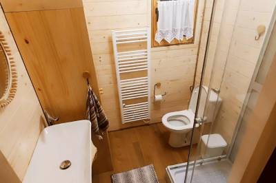 Kúpeľňa so sprchovacím kútom a toaletou, Chata Dolina Liptovský Ján, Liptovský Ján