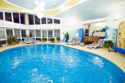 Bazén, vírivá vaňa a ležadlá vo wellness časti ubytovania, Vila Valča, Valča