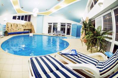 Bazén, ochladzovania sprcha a ležadlá vo wellness časti ubytovania, Vila Valča, Valča