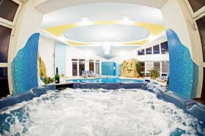 Bazén, vírivá vaňa a ležadlá vo wellness časti ubytovania, Vila Valča, Valča