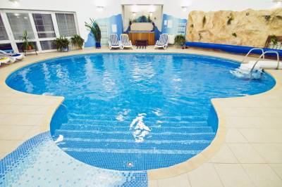 Bazén, vírivá vaňa a ležadlá vo wellness časti ubytovania, Vila Valča, Valča