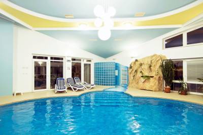 Bazén, ochladzovania sprcha a ležadlá vo wellness časti ubytovania, Vila Valča, Valča