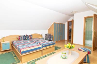 4-lôžková spálňa s pracovním stolíkom, gaučom, TV a kúpeľňou, Vila Valča, Valča