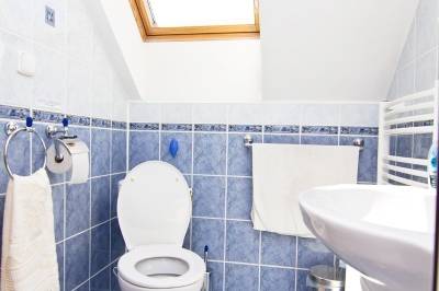 Kúpeľňa so sprchovacím kútom a toaletou, Vila Valča, Valča