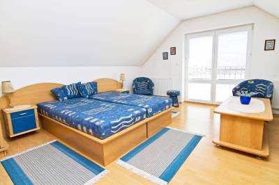 4-lôžková spálňa s pracovním stolíkom, gaučom, TV a kúpeľňou, Vila Valča, Valča