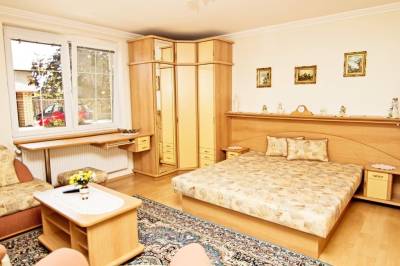 3-lôžková spálňa s pracovním stolíkom, gaučom, TV a kúpeľňou, Vila Valča, Valča