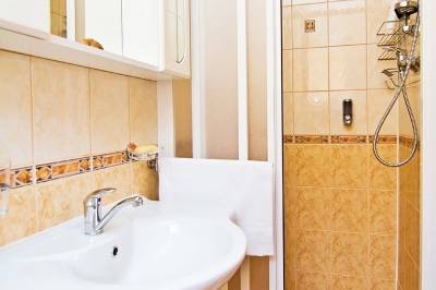 Kúpeľňa so sprchovacím kútom a toaletou, Vila Valča, Valča